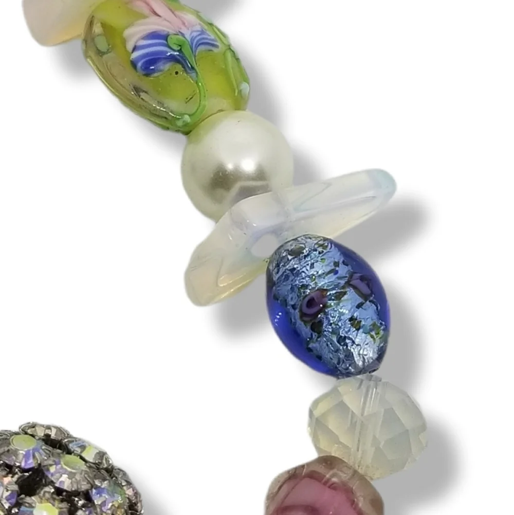 VINTAGE WHIMSICAL FLOWER DESIGN ART GLASS BEAD & FAUX PEARL NECKLACE
